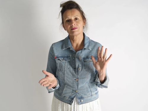 Christine Hartge frontal fotografiert mit geöffneten Händen